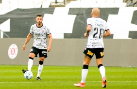 Meia Giuliano na partida entre Corinthians e Cear, pelo Campeonato Brasileiro, na Neo Qumica Arena