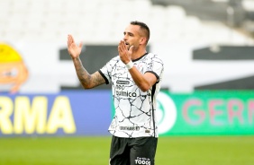 Renato Augusto comemora o golao que marcou na partida entre Corinthians e Cear