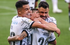 Roni e Giuliano comemorando com Adson o gol do Corinthians diante o Cear