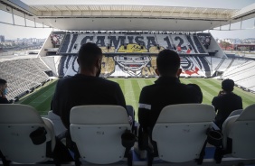 Equipe do basquete do Corinthians faz tour Casa do Povo e visita arquibancadas da Neo Qumica Arena