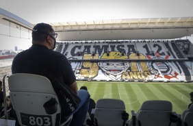 Equipe do basquete do Corinthians faz tour Casa do Povo e visita arquibancadas da Neo Qumica Arena