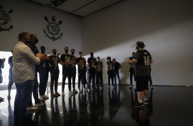 Equipe do basquete do Corinthians faz tour na Neo Qumica Arena