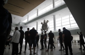 Equipe do basquete do Corinthians faz tour na Neo Qumica Arena