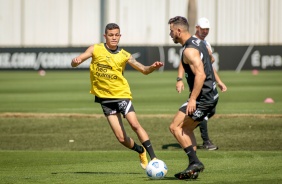 Adson e Giuliano durante treino do  Corinthians em preparação para duelo contra o Atlético-GO