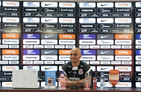 Coletiva de imprensa do lateral do Corinthians, Fbio Santos