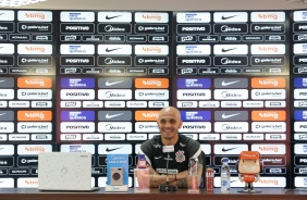 Coletiva de imprensa do lateral do Corinthians, Fbio Santos