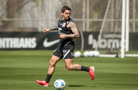 Fagner durante treino do  Corinthians em preparação para duelo contra o Atlético-GO
