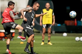 Fagner e Renato Augusto durante treino do  Corinthians em preparação para duelo contra o Atlético-GO