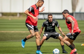 Joo Victor, Gabriel e Fagner durante treino do  Corinthians em preparao