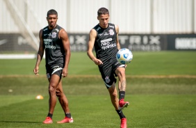 Lo Natel e Gabriel Pereira durante treino do Corinthians