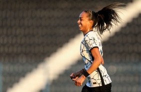 Adriana comemorando seu gol contra o Ava Kindermann, pelas quartas de final do Brasileiro Feminino