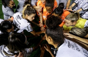 Elenco do Corinthians Feminino reunido antes da partida contra o Ava Kindermann