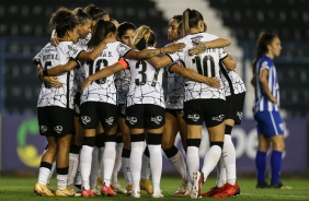 Elenco reunido durante partida entre Corinthians e Ava Kindermann pelo Brasileiro Feminino