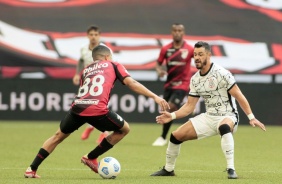 Giuliano durante jogo entre Corinthians e Athletico-PR, na Arena da Baixada, pelo Brasileiro