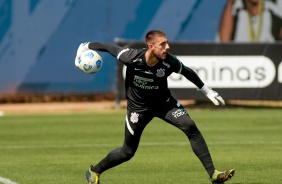 Goleiro Guilherme finaliza treino para duelo entre Corinthians e Athletico-PR