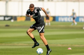 Joo Victor finaliza treino para duelo entre Corinthians e Athletico-PR