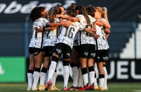Jogadoras durante partida entre Corinthians e Ava Kindermann pelo Brasileiro Feminino