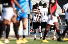 Jogadores do Sub-20 do Corinthians comemorando gol contra o Atltico-GO, pelo Brasileiro