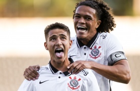 Keven comemora seu gol com Reginaldo; partida entre Corinthians e Atltico-GO