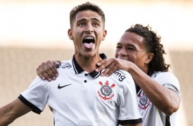 Keven e Reginaldo comemoram gol na partida entre Corinthians e Atltico-GO, pelo Sub-20