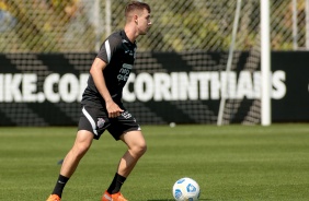 Lateral Lucas Piton finaliza treino para duelo entre Corinthians e Athletico-PR