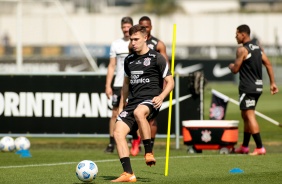 Lucas Piton finaliza treino para duelo entre Corinthians e Athletico-PR