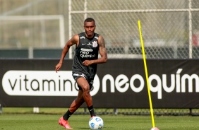 Matheus Alexandre finaliza treino para duelo entre Corinthians e Athletico-PR