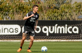 Meia Mateus Vital finaliza treino para duelo entre Corinthians e Athletico-PR