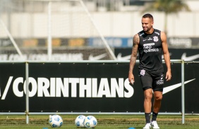 Meia Renato Augusto finaliza treino para duelo entre Corinthians e Athletico-PR