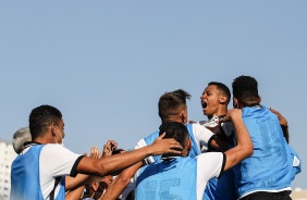 Murillo e elenco comemorando gol contra o Atltico-GO, pelo Brasileiro Sub-20