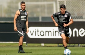 Os volantes Gabriel e Roni finaliza treino para duelo entre Corinthians e Athletico-PR