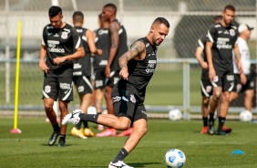 Renato Augusto finaliza treino para duelo entre Corinthians e Athletico-PR