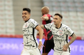 Roni e Gustavo Silva durante jogo entre Corinthians e Athletico-PR, na Arena da Baixada