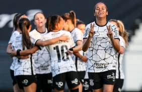 Victria comemora seu gol contra o Ava Kindermann, pelo Brasileiro Feminino