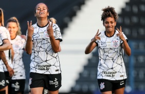 Victria e Ingryd durante partida entre Corinthians e Ava Kindermann pelo Brasileiro Feminino