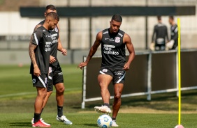 Vitinho e Lo Natel finaliza treino para duelo entre Corinthians e Athletico-PR