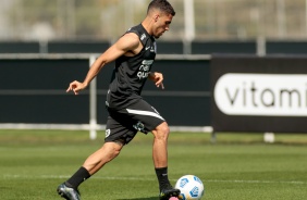 Volante Gabriel finaliza treino para duelo entre Corinthians e Athletico-PR