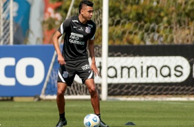 Volante Victor Cantillo finaliza treino para duelo entre Corinthians e Athletico-PR