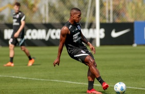 Volante Xavier finaliza treino para duelo entre Corinthians e Athletico-PR