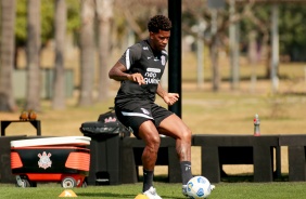 Zagueiro Gil finaliza treino para duelo entre Corinthians e Athletico-PR