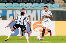 Du Queiroz durante partida entre Corinthians e Grêmio, pelo Campeonato Brasileiro