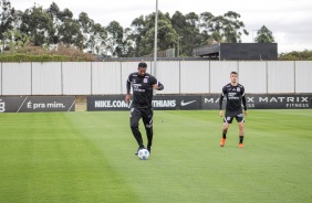 Jô e Piton no último treino do Corinthians antes do jogo contra o Grêmio