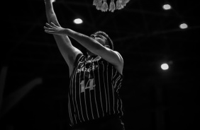 Alexandre Ludwig durante partida de basquete entre Corinthians e Mogi