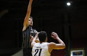 Alexandre Ludwig durante partida de basquete entre Corinthians e Mogi