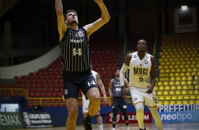 Alexandre Ludwig durante partida de basquete entre Corinthians e Mogi