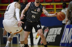 Dalaqua durante partida de basquete entre Corinthians e Mogi