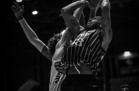 Malcolm Miller durante partida de basquete entre Corinthians e Mogi