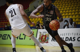 Malcolm Miller durante partida de basquete entre Corinthians e Mogi