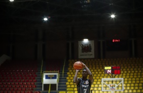 Yan Djalo durante partida de basquete entre Corinthians e Mogi