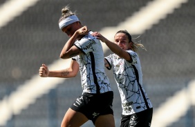 Cacau e Pardal comemorando gol no jogo entre Corinthians e Nacional, pelo Paulista Feminino